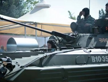 Μετακίνηση στρατιωτικών μονάδων προς το κέντρο των Σκοπίων (βίντεο)